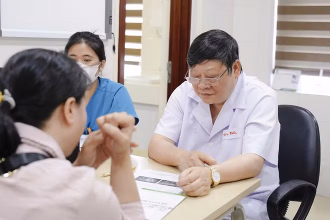 Giáo sư, Tiến sĩ, bác sĩ Nguyễn Viết Tiến thăm khám cho người bệnh thực hiện US-HIFU.