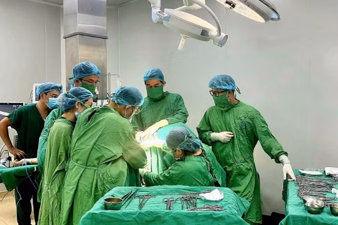 Các bác sĩ kịp thời can thiệp cho bệnh nhân.
