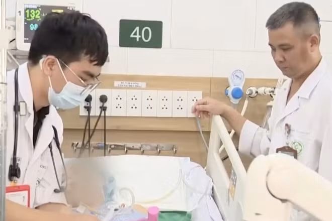 Tiến sĩ, bác sĩ Nguyễn Trung Nguyên, Giám đốc Trung tâm Chống độc (bên phải) và đồng nghiệp kiểm tra phản xạ cơ cho bệnh nhân.