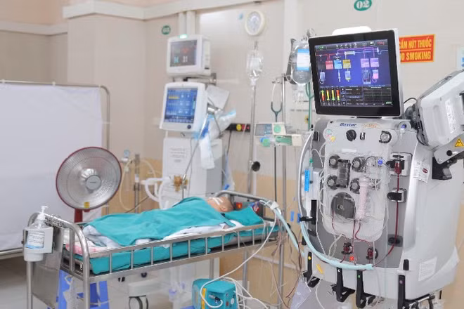Bệnh nhi được lọc máu liên tục.