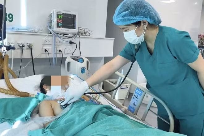 Gia đình đã xin đưa bệnh nhi về nhà chăm sóc. 