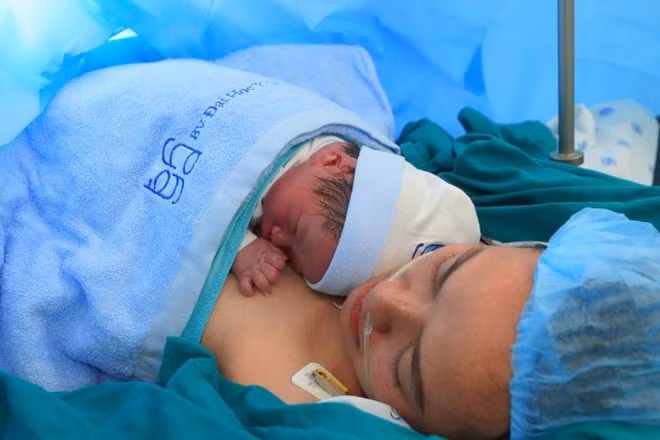 Em bé chào đời khỏe mạnh sau can thiệp.