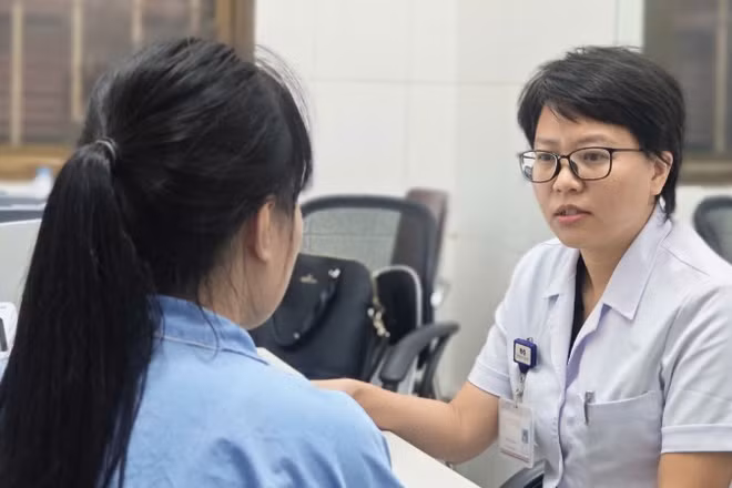 Thạc sĩ, bác sĩ nội trú Nguyễn Thị Hoa, Phó Trưởng phòng Tâm lý Lâm sàng, Viện Sức khỏe Tâm thần tư vấn cho người bệnh.