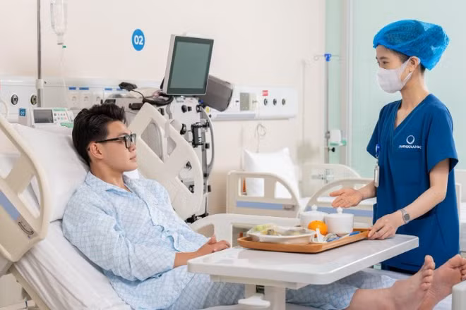 Điều dưỡng Bệnh viện Đại học Phenikaa chăm sóc người bệnh.