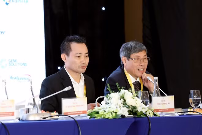 Tiến sĩ, bác sĩ chuyên khoa II Mai Trọng Hưng, Giám đốc Bệnh viện Phụ sản Hà Nội (trái) chủ tọa phiên khoa học.