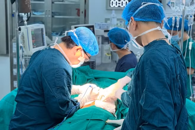 Loại bỏ khối u xơ khổng lồ cho bệnh nhân.