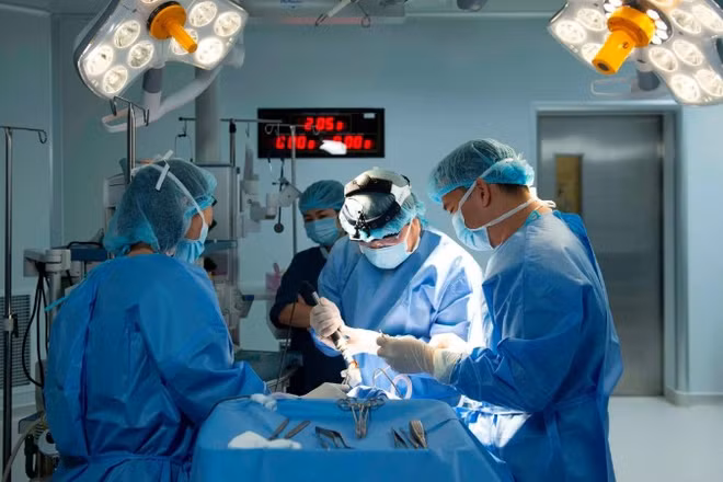 Các bác sĩ can thiệp kịp thời cho sản phụ. 
