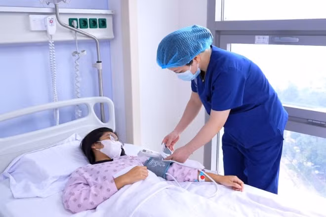 T.Q sinh năm 2011 phát hiện chảy máu não từ cơn đau đầu thoáng qua.