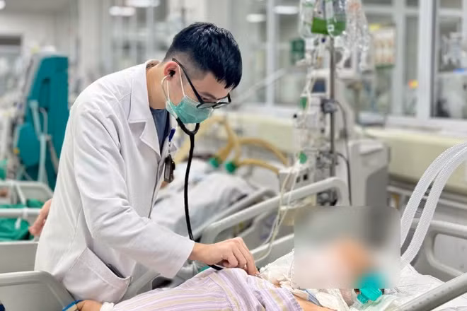 Bác sĩ thăm khám cho người bệnh.