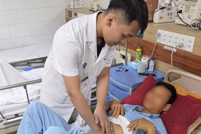 Bác sĩ Trung tâm Chống độc thăm khám cho bệnh nhân bị ngộ độc mật cá trắm điều trị tại Trung tâm