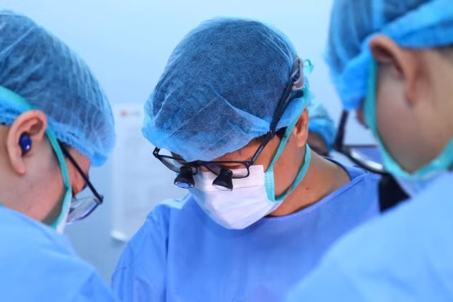 Các thầy thuốc Bệnh viện Trung ương Quân đội 108 tập trung cao độ cho ca đại phẫu.