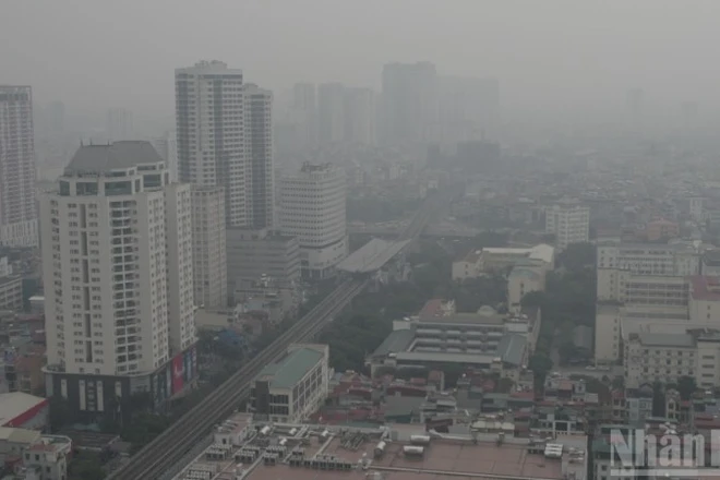 Tình trạng không khí Hà Nội vẫn tiếp tục ở mức rất xấu. (Ảnh: HOÀI AN)