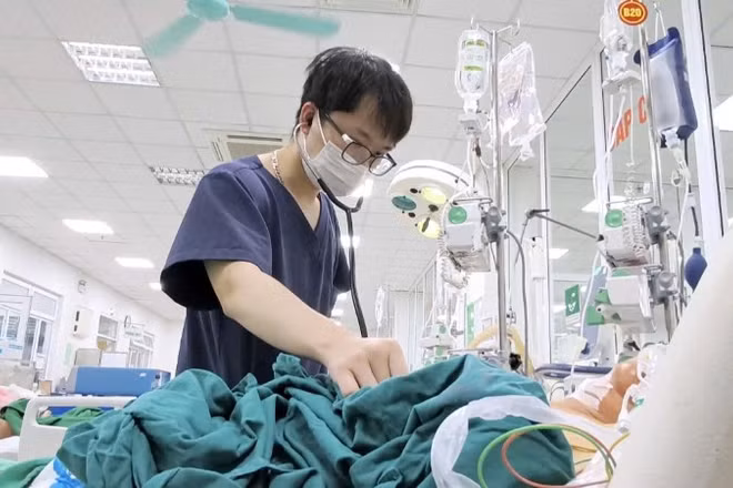 Bệnh nhân nằm điều trị tại Bệnh viện Bệnh Nhiệt đới Trung ương. 