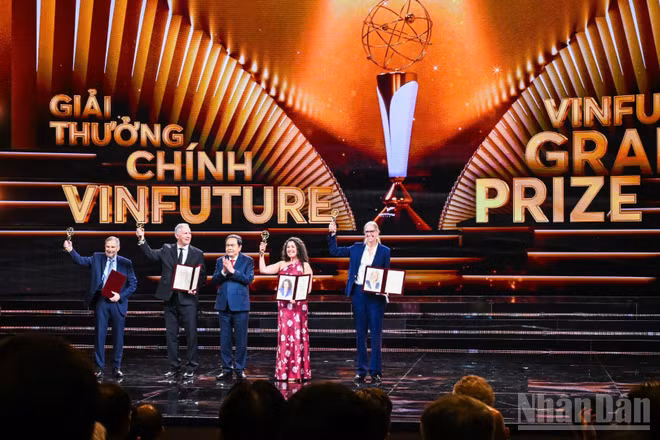 Chủ tịch Quốc hội Trần Thanh Mẫn trao Giải thưởng Chính VinFuture 2025. (Ảnh: THÀNH ĐẠT)