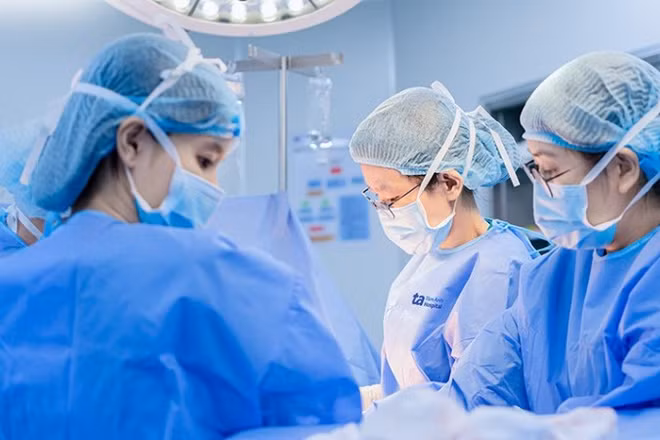 Ê-kíp tiến hành phẫu thuật lấy thai cho sản phụ. 