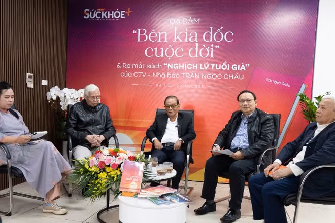 Các diễn giả chia sẻ tại tọa đàm.