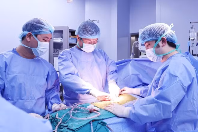 Các bác sĩ tiến hành ghép thận cho bệnh nhân. 