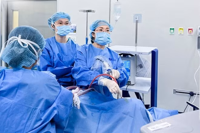 Thạc sĩ, bác sĩ chuyên khoa II Trần Thị Thúy Hằng phẫu thuật cho người bệnh. 