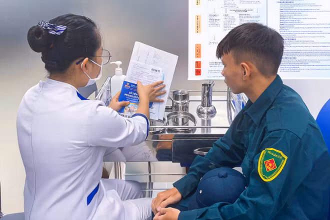 Nhân viên y tế tư vấn cho người dân trước khi tiêm.