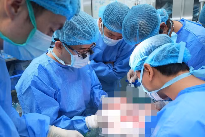 Các bác sĩ tiến hành phẫu thuật ghép gan cho người bệnh. 