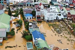 Nhiều hộ dân tại các địa phương chịu ảnh hưởng mưa lũ đang bị cô lập, thiếu thốn hàng hóa thiết yếu. Ảnh minh họa