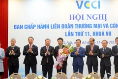 Đồng chí Hồ Sỹ Hùng, tân Chủ tịch VCCI nhận hoa chúc mừng từ Ban Chấp hành VCCI.