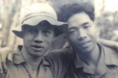 Nhà báo Nghiêm Sỹ Thái (trái) những năm tháng làm báo ở chiến trường.