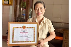 Nhiều bằng khen của các cấp, ngành là phần thưởng động viên chị Tạ Thị Thu Hương tiếp tục làm nhiều việc ý nghĩa cho cộng đồng.