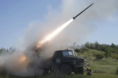 Lính Ukraine bắn tên lửa ở khu vực Donetsk ngày 3/6. Ảnh | AP