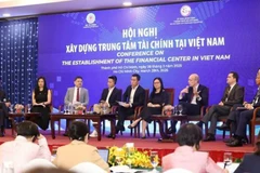Các diễn giả tham gia thảo luận về các sáng kiến đột phá phát triển Trung tâm tài chính tại Việt Nam.