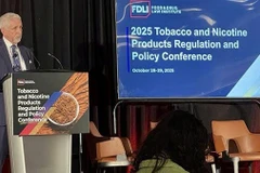 Quyền Giám đốc Trung tâm Sản phẩm Thuốc lá thuộc FDA (Hoa Kỳ) Bret Koplow, khẳng định giảm tác hại bằng thuốc lá không đốt cháy là nguyên tắc cốt lõi của FDA. (Ảnh: tobaccoreporter )