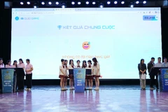 Ba đội thi bước vào phần thi kiến thức pháp luật.