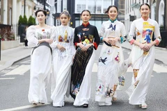 Các mẫu áo dài từ vải gai xanh của NTK Lan Hương tại một sự kiện thời trang ở London (Anh).