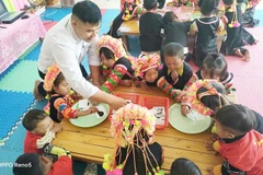 Thầy Lường Văn Độ hằng ngày chăm sóc trẻ, mỗi cuối tuần vượt gần 100 km đường rừng để học nâng chuẩn.