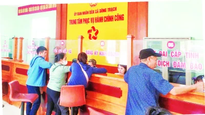 Người dân đến giao dịch tại Trung tâm phục vụ hành chính công xã Đông Trạch, tỉnh Quảng Trị.