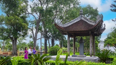 Đàn tế cụ Nguyễn Quỳnh nằm trong khuôn viên khu lưu niệm Đại thi hào Nguyễn Du.