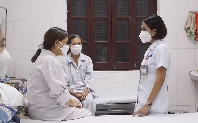 Bác sĩ Viện Sức khỏe tâm thần quốc gia trao đổi cùng các bệnh nhân điều trị rối loạn giấc ngủ. 