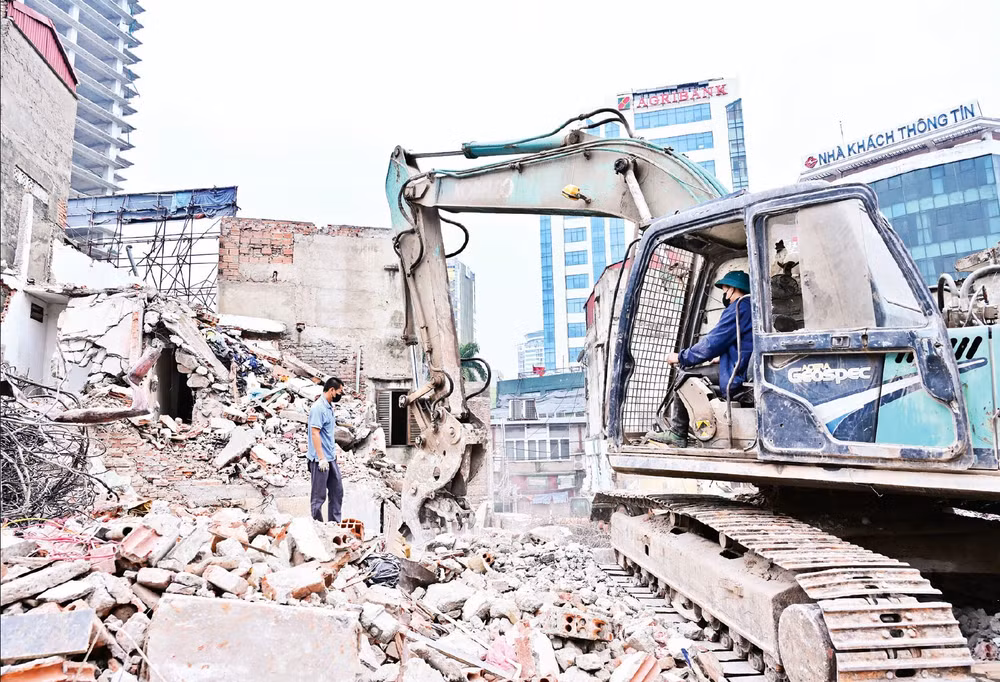 Ba phường Giảng Võ, Láng, Ô Chợ Dừa tập trung cao độ để triển khai chiến dịch giải phóng mặt bằng. (Ảnh BẢO LONG)