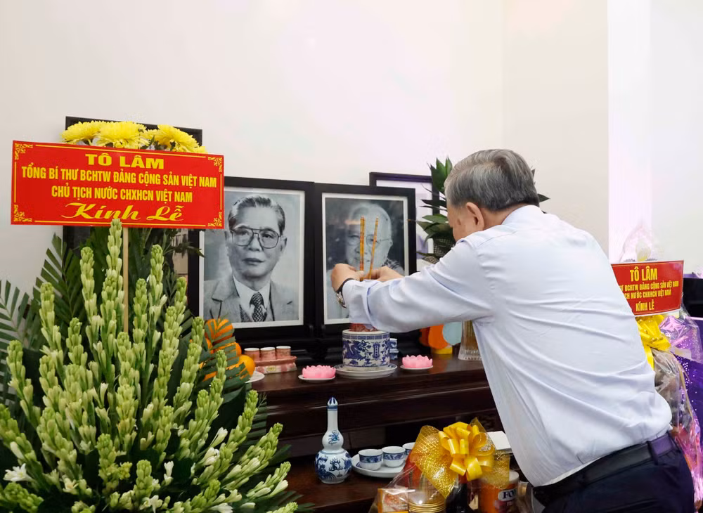 Tổng B&iacute; thư, Chủ tịch nước T&ocirc; L&acirc;m d&acirc;ng hương tưởng nhớ Tổng B&iacute; thư Nguyễn Văn Linh. (Ảnh: Thống Nhất &ndash; TTXVN)