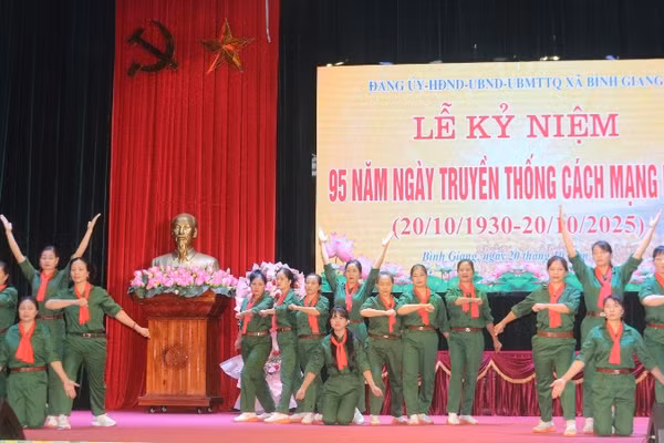 Một tiết mục văn nghệ tại lễ kỷ niệm 95 năm Ngày truyền thống cách mạng Bồ Đề.