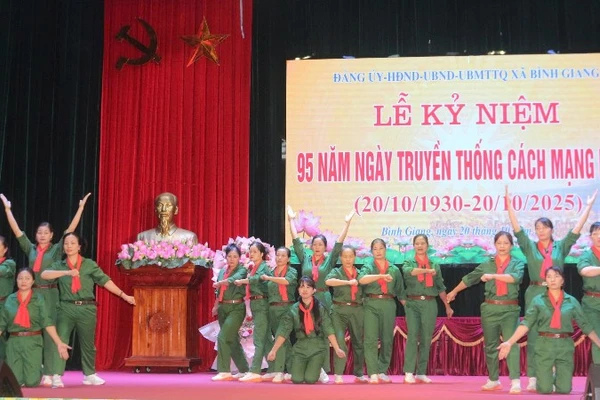 Một tiết mục văn nghệ tại lễ kỷ niệm 95 năm Ngày truyền thống cách mạng Bồ Đề.