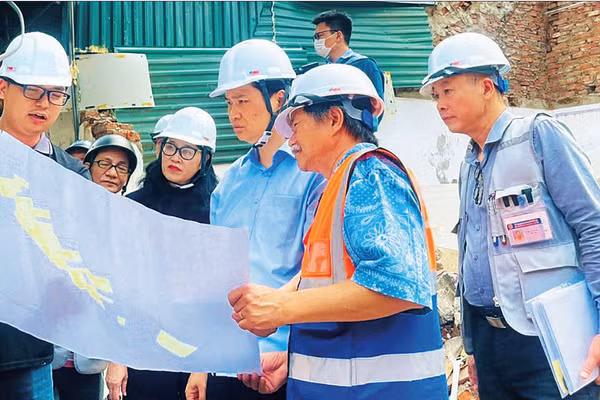 Lãnh đạo phường Yên Hòa (thành phố Hà Nội) thường xuyên kiểm tra hiện trường, nắm bắt tiến độ chỉ đạo tháo gỡ khó khăn phát sinh trong quá trình triển khai công tác giải phóng mặt bằng đường vành đai 2,5 (Ảnh KIM QUYÊN)