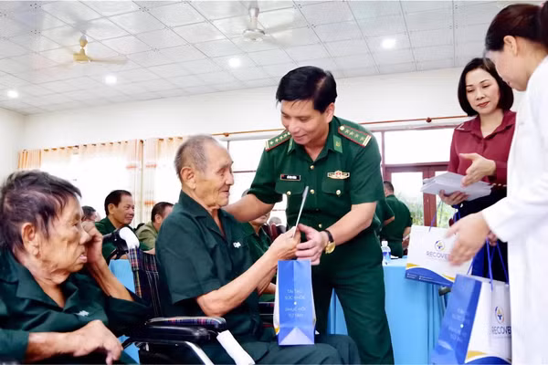 Đại tá Đỗ Vĩnh Thăng thăm hỏi tri ân các thương binh, bệnh binh.