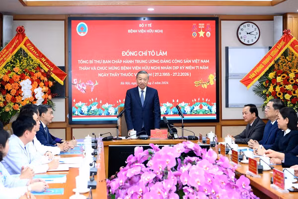 Tổng Bí thư Tô Lâm phát biểu chúc mừng ngành y tế và tập thể cán bộ, y bác sĩ, nhân viên Bệnh viện Hữu Nghị nhân dịp kỷ niệm 71 năm Ngày Thầy thuốc Việt Nam (27/2/1955-27/2/2026). (Ảnh: ĐĂNG KHOA)