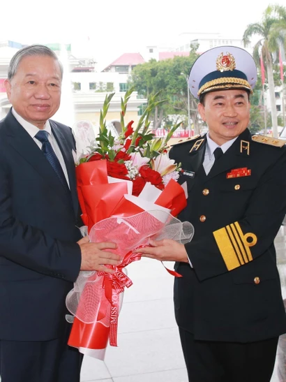 Lãnh đạo Quân chủng Hải quân đón Tổng Bí thư Tô Lâm. (Ảnh: Trọng Đức/TTXVN)