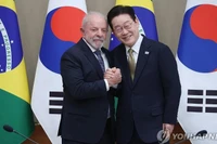 Tổng thống Lee Jae Myung (phải) và Tổng thống Brazil Luiz Inacio Lula da Silva chụp ảnh lưu niệm trước thềm cuộc hội đàm thượng đỉnh tại Phủ Tổng thống Cheong Wa Dae ở Seoul vào ngày 23/2/2026. (Ảnh: Yonhap)