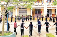 Trên sân Trường trung học cơ sở Tân Thượng, tỉnh Lâm Đồng trong giờ ngoại khóa. 