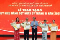 Đồng chí Nguyễn Văn Được, Ủy viên Trung ương Đảng, Phó Bí thư Thành ủy, Chủ tịch Ủy ban nhân dân Thành phố Hồ Chí Minh trao Huy hiệu Đảng cho các đảng viên tròn tuổi Đảng.