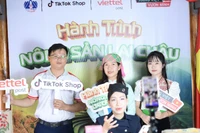 Người dân vùng cao được Viettel Post hướng dẫn, tham gia bán hàng trên nền tảng thương mại điện tử. (Ảnh: TUẤN ANH)