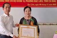 Đồng chí Hồ Thanh Thủy, Phó Bí thư Tỉnh ủy Cà Mau trao Huy hiệu 60 năm tuổi Đảng cho đồng chí Bùi Ngọc Phương - nguyên Hiệu trưởng Trường Trung học Y tế Bạc Liêu (nay thuộc tỉnh Cà Mau).